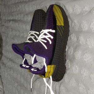 Womans size 7 athletic shoes